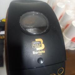 コーヒーメーカーと紙コップの画像