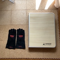 焚き火用グローブとキャプテンスタッグのポータブルテーブルの画像