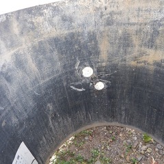 ポンプ室ポリ菅と鉄蓋の画像