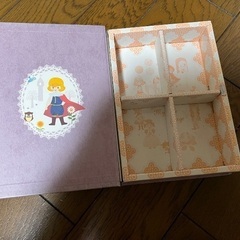 可愛い本型の収納ボックスですの画像