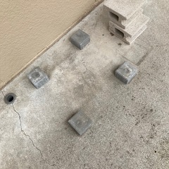 洗濯機の足の下の石の画像