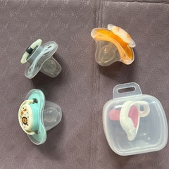 おしゃぶり5個の画像