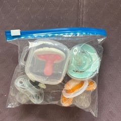 おしゃぶり5個の画像