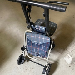 介護　　チェック柄　シルバーカート　手押し車　コンパクトサイズで扱いやすい　折りたたみ　椅子　ブレーキ付きの画像