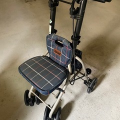 介護　　チェック柄　シルバーカート　手押し車　コンパクトサイズで扱いやすい　折りたたみ　椅子　ブレーキ付きの画像