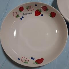 新品　可愛い食器🍓　5枚セット　直径17.5㎝　深さ4.5㎝の画像