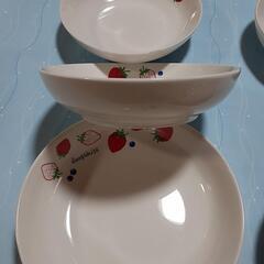 新品　可愛い食器🍓　5枚セット　直径17.5㎝　深さ4.5㎝の画像