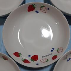 新品　可愛い食器🍓　5枚セット　直径17.5㎝　深さ4.5㎝の画像