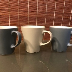 IKEA プレート 花柄丸皿 22cm 2枚 + おまけ25cm角大皿・大容量マグカップ3個の画像