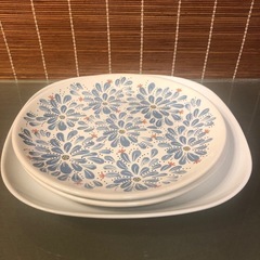 IKEA プレート 花柄丸皿 22cm 2枚 + おまけ25cm角大皿・大容量マグカップ3個の画像
