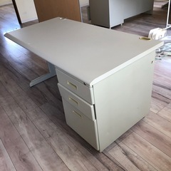 オフィステーブル　テーブル　机　オフィス　デスク　引き出し　店舗　会社　事務　作業台　約140 ×約70×約70 ジャンク扱いの画像
