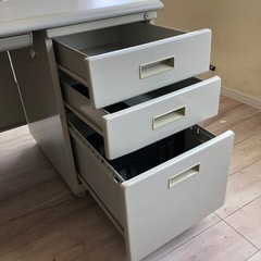 オフィステーブル　テーブル　机　オフィス　デスク　引き出し　店舗　会社　事務　作業台　約140 ×約70×約70 ジャンク扱いの画像
