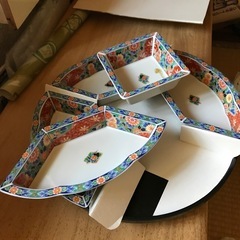 回るオードブル皿の画像
