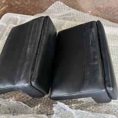 ハイエース純正コンソール用　肘掛け　両側セット　中古品の画像