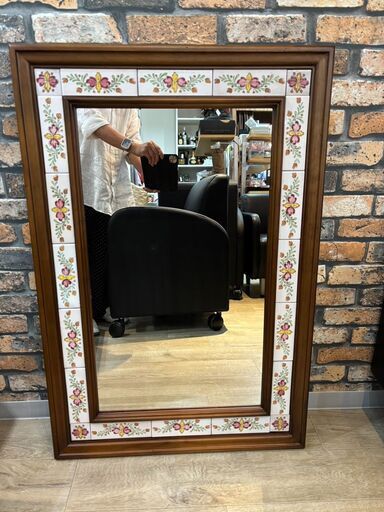 美品 ヴィンテージ 花柄タイル装飾 木製壁掛け鏡 ウッドフレームウォールミラー ヴィンテージ花柄タイル装飾 木製壁掛け鏡 ウッドウォールミラー 美品