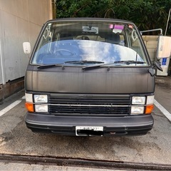 旧車好きにはたまらない角目のハイエースです！