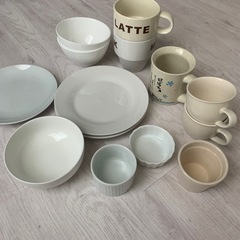【たくさん】コップやお皿 の画像