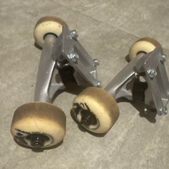 ✅ アルミ製 スケートボードトラック（ウィール付き）
