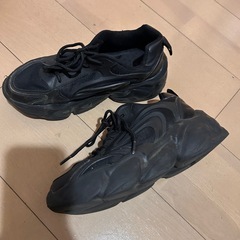 黒いダットスニーカー