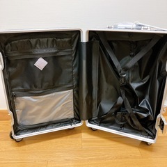 新品未使用品スーツケース アルミフレーム シルバー 機内持込可 S 多機能 軽量大型　の画像