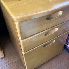 机、椅子の画像