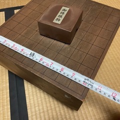 職人の手による本格将棋盤と手作り駒の画像