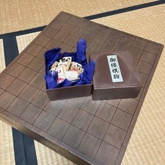 職人の手による本格将棋盤と手作り駒の画像