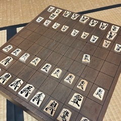 職人の手による本格将棋盤と手作り駒の画像