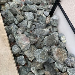割栗石、グレー色。写真の商品。埼玉、群馬(地域による)配送費コミコミ