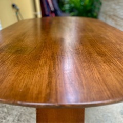 木製ダイニングテーブルの画像