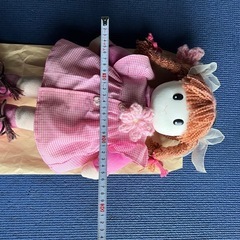ピンクのリボン付き女の子　人形の画像