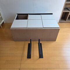 未使用訳あり 幅106　モノトーン ホワイト リビングボード スクエアキャビネットブラック 木目 脚付きキャビネット キッチン 収納棚の画像