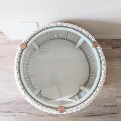 ラタンカフェテーブルベッドの画像