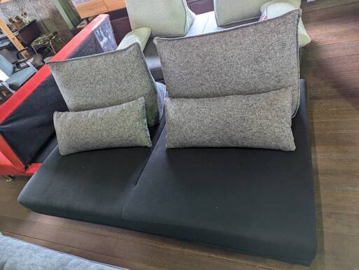 お部屋の真ん中にも置ける、全方位型のアイランドソファーです♪