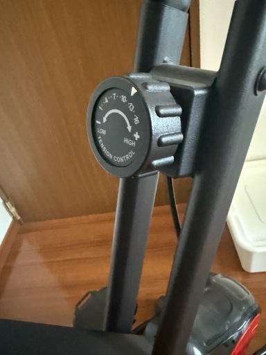 エアロバイクとトレーニングベンチ