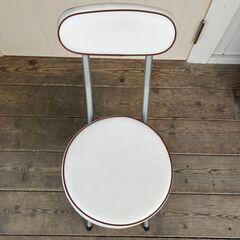 背もたれ付き折りたたみチェア（ホワイト/シルバー）の画像