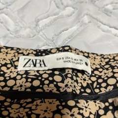ZARA 小花柄スカート　の画像