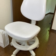 値下げ＆延長しました【7月21日までに取りに来てくれる方】棚付き学習机＆椅子　ホワイト　ナチュラル系の画像