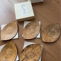 葉っぱの形のお皿の画像