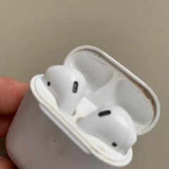 AirPods 第2世代　本体+充電カバー　Apple純正の画像