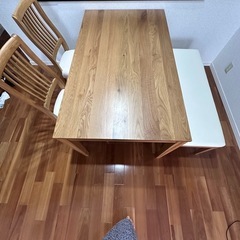 ダイニングテーブルの画像