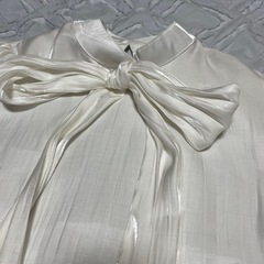 キラキラ素材のリボンブラウス　Mサイズの画像