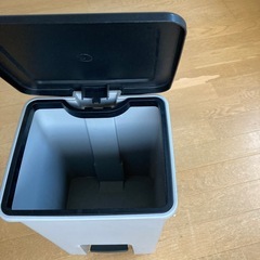ゴミ箱2個
の画像