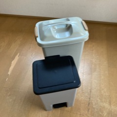 ゴミ箱2個
の画像