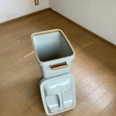 ゴミ箱2個
の画像