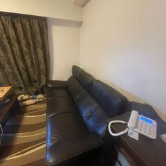 3人掛けの本革ソファ   日本国内の高級家具ブランド：カリモク（Karimoku）の画像