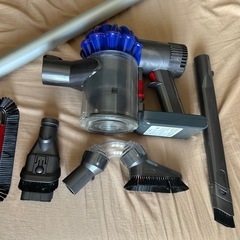 ダイソン　V6 付属品全て　スタンド付き　スティック掃除機　dyson　サイクロン掃除機　　の画像