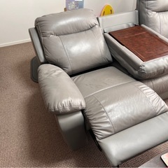 電動ソファ 3人掛け 本革 リクライニング テーブル付き 高級感