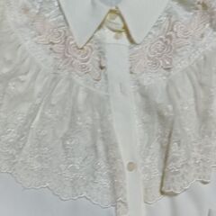 レディース　黄色のちょっと可愛げなブラウスです。フリーサイズ？の画像