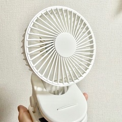 ハンディファン ホワイト 携帯扇風機 静音 4WAY (手持ち/卓上/壁掛け/クリップ) 5000mAh大容量 の画像